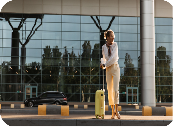 femme avec valise aeroport